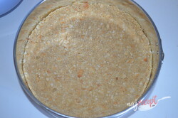 Príprava receptu Nepečená torta s krémom z kondenzovaného mlieka s jahodami a šľahačkou, krok 3