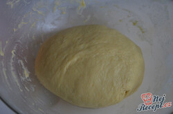 Príprava receptu Kysnutý koláč s tvarohom, marhuľami a posýpkou, krok 3