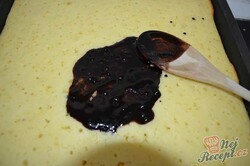 Príprava receptu Kefírový dierovaný koláč s kokosom, krok 5