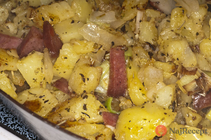 Recept Sedliacka výplata je sýty a lacný obed zo zemiakov a kapusty. Všetko sa pripravuje v jednom pekáči.