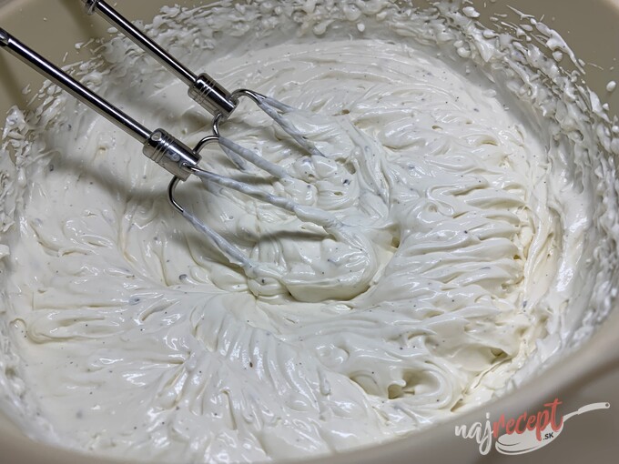 Recept Ľahký mascarpone-šľahačkový krém, ktorý sa hodí do každej torty a je hotový za 10 minút.