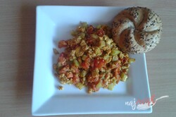 Príprava receptu Vajíčka so zeleninou na kari a oregáne, krok 1