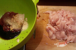 Príprava receptu Pečené kuracie prsia so zemiakmi v jednom pekáči, krok 2