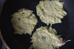 Príprava receptu Výborné zemiakové placky s kyslou smotanou, krok 5