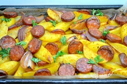 Príprava receptu Zapečené zemiaky s cibuľou a párkom, krok 8