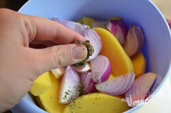 Príprava receptu Zapečené zemiaky s cibuľou a párkom, krok 3