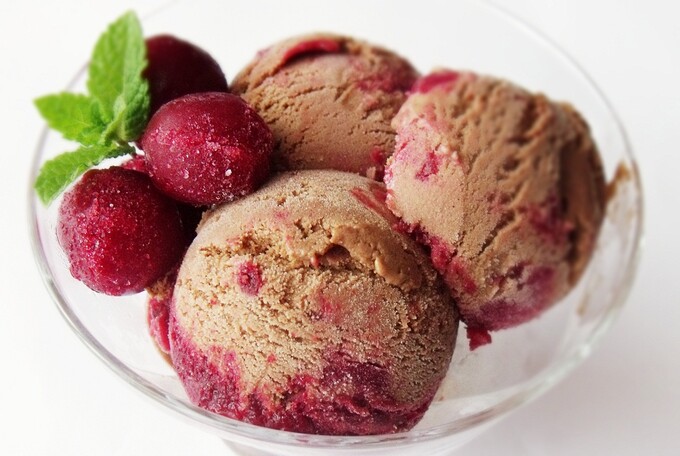 Recept Domáca exkluzívna čokoládová zmrzlina s čerešňovou omáčkou