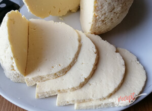 Recept Domáci syr, ktorý zvládne aj začiatočník. Z 2 l mlieka vyrobíte 1 kg syra.