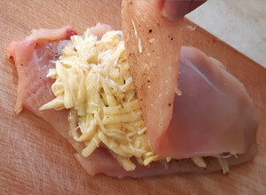 Jednoduchý recept z panvice: mäso plnené zemiakovo syrovou prílohou