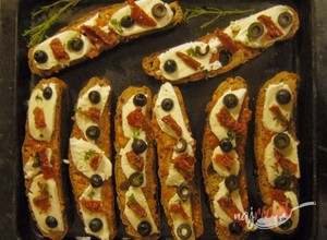 Recept Zapekané chlebíky s mozzarellou, paradajkami a čiernymi olivami