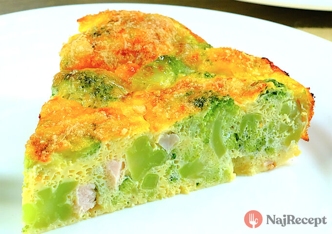Recept Zdravá slaná torta z brokolice, jogurtu a vajíčka. Nepotrebujete múku a dochutíte ju surovinami podľa vašej chuti.