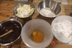 Mramorový tvarohový koláč podľa jednoduchého receptu., krok 1