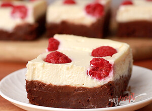 Recept Perfektná kombinácia brownies cesta s cheesecake krémom a malinami