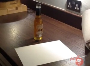 Recept Videonávod| Ako otvoriť fľašu piva kusom papiera