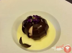 Recept Neuveriteľný čokoládový dezert v tvare kvetiny