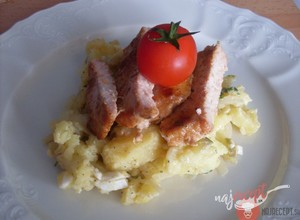 Recept Pikantné rezne so zemiakovo-cibuľovým šalátom